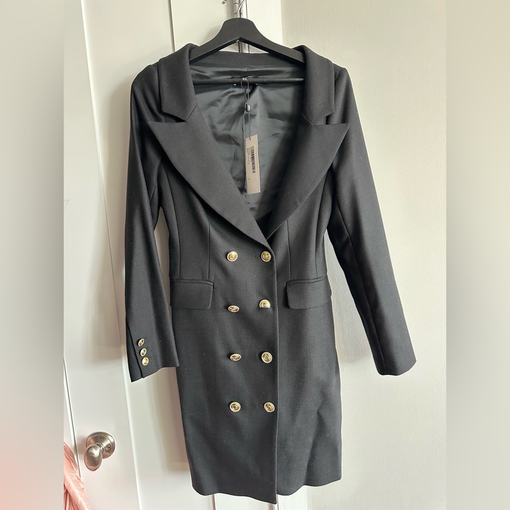 Beautiful dress. Runs small! Perfect for size 4